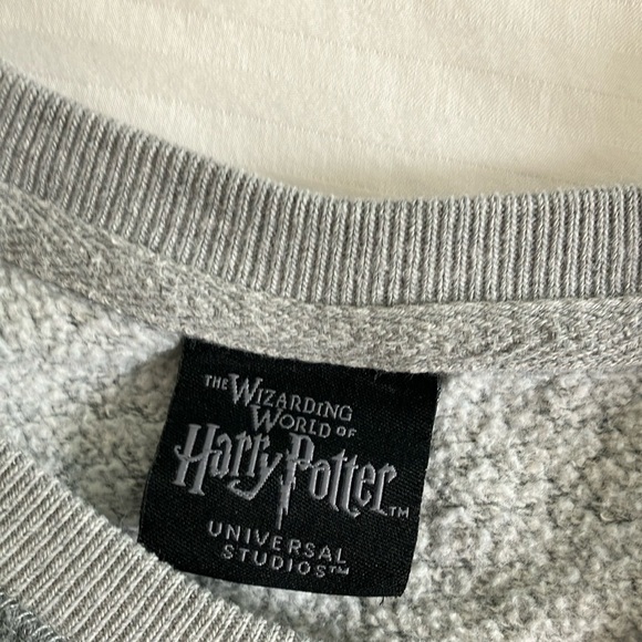 Griffindor Harry Potter sweatshirt charcoal Heather Gray sweater - Picture 3 of 16